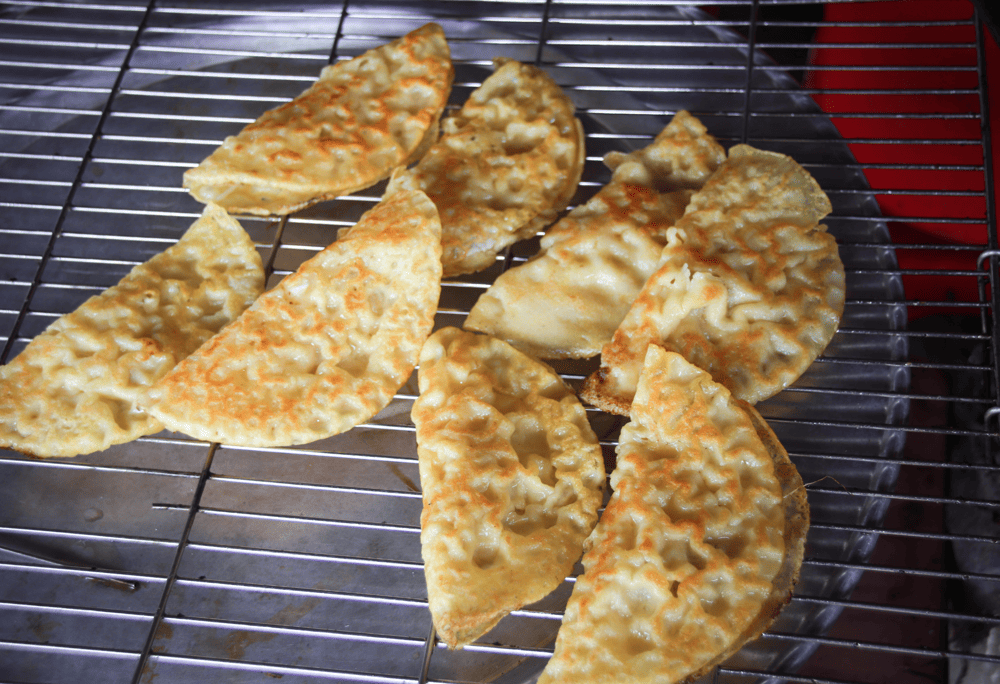 Enjoy vegan Banh Xeo with crispy crust and a full filling, dipped in sweet and sour vegetarian fish sauce (Source: Canva)